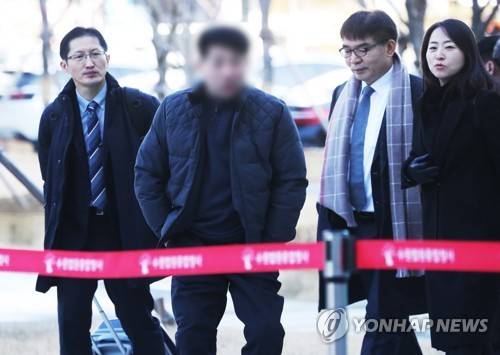 이춘재 8차사건 재심 공판준비기일 출석하는 윤 모 씨 (수원=연합뉴스) 홍기원 기자 = 6일 오전 경기도 수원시 영통구 수원지방법원에서 열린 이춘재 연쇄살인 8차 사건 재심 공판준비기일에 재심 청구인 윤 모 씨가 변호인들과 함께 출석하고 있다. xanadu@yna.co.kr