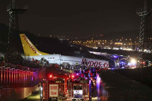 터키 사비하 괵첸 공항서 착륙사고로 부서진 페가수스 항공 여객기 [아나돌루=연합뉴스]