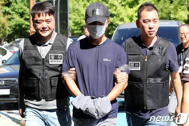 부천의 한 모텔에서 50대 여성을 살해한 혐의로 입건된 A씨가 영장실질심사를 위해 인천지법 부천지원에 들어가고 있다. 2019.8.14/뉴스1 © News1 정진욱 기자