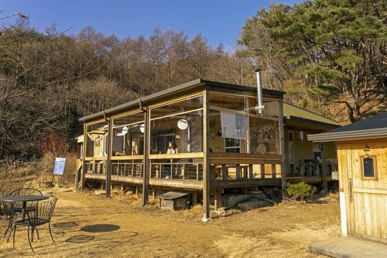 원주 산 중턱에 자리한 가정식 북카페 ‘터득골북샵’. 영화 ‘기생충’ 속 부잣집 가구와 소품을 담당한 박종선 작가가 설계했다. 북스테이를 하면 책방을 하룻밤 통째로 빌릴 수 있다.