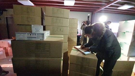 6일 경기 용인시 한 도소매업체 창고에서 발견된 마스크 상자들. 최모란 기자