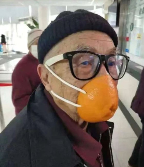한 남성이 오렌지 껍질을 활용해 제작한 마스크를 쓰고 있다. [웨이보 캡처]