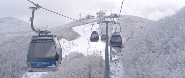 하이원리조트 스키슬로프 정상인 마운틴탑까지 오르는 곤돌라, 스키어가 아닌 관광객도 탑승할 수 있다.
