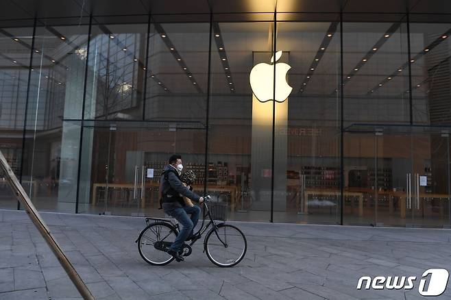 중국 베이징에 있는 애플 매장 문이 닫혀 있다.  © AFP=뉴스1