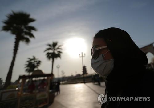 아랍에미리트(UAE) 두바이 시내에서 마스크를 쓴 여성 [EPA=연합뉴스]