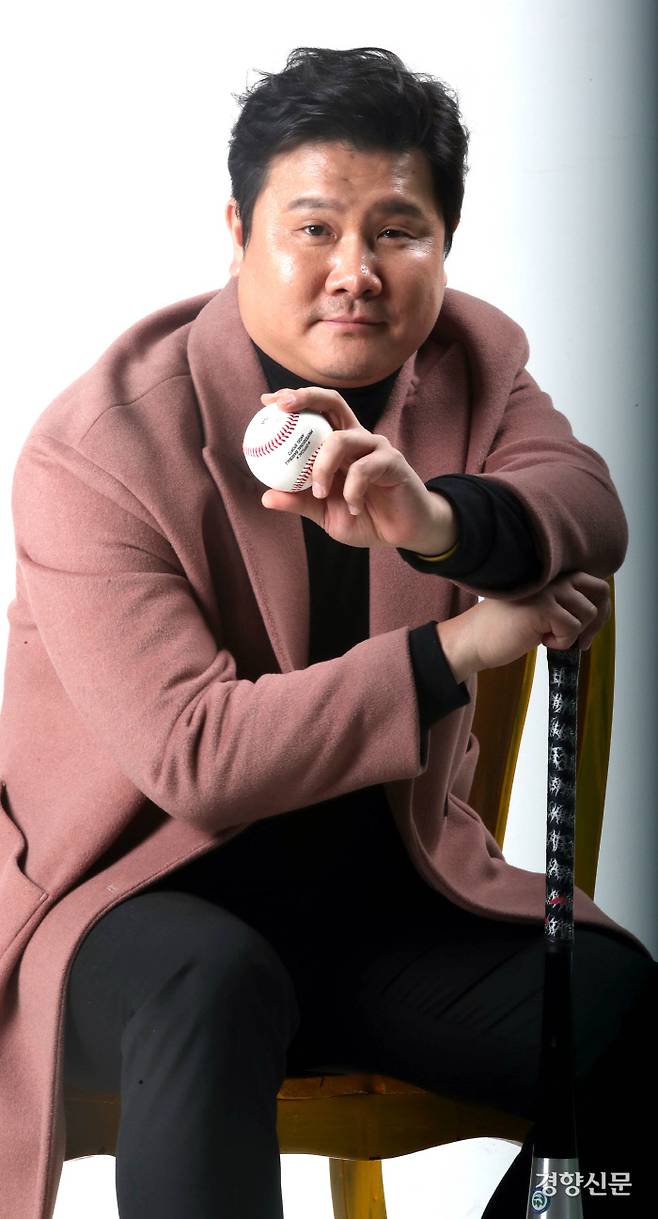 한동안 야구는 쳐다보지도 않았지만, 이제는 연예인 국가대표 야구단 활동도 하며 조금씩 야구에 다시 흥미를 느끼는 중이다. “나이가 제일 많은 배우가 되는 게 꿈”이라고 했다. 김기남 기자