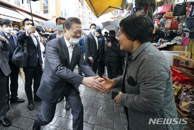 [서울=뉴시스]박영태 기자 = 문재인 대통령이 신종 코로나바이러스 감염증(코로나19)으로 위축된 내수경제 활성화를 위해 12일 서울 남대문시장을 방문해 상인과 인사를 나누고 있다. 2020.02.12.  since1999@newsis.com