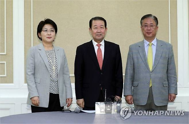 민주평화당 박주현 통합추진특별위원장(왼쪽부터), 바른미래당 박주선 대통합개혁위원장, 대안신당 유성엽 통합추진위원장이 11일 오전 서울 여의도 국회 귀빈식당에서 열린 통합추진 1차 회의에서 기념촬영을 하고 있다. (사진=연합뉴스 제공)