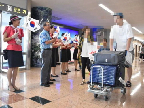 일본 불매 운동이 한창이던 지난해 9월 미야자키공항 직원들이 태극기를 흔들며 한국 관광객을 환영하고 있다. (사진=미야자키일일신문 캡처)