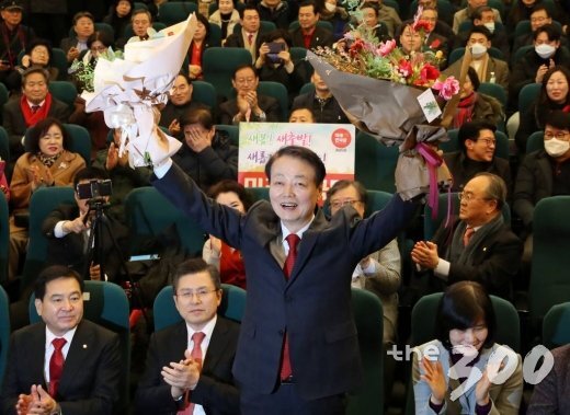  한선교 의원이 5일 오후 서울 여의도 국회도서관에서 열린 미래한국당 중앙당 창당대회에서 당 대표로 선출된 뒤 꽃다발을 들고 있다.