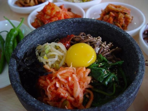 가장 인기 있는 한국 음식 비빔밥 브라질 일간 폴랴 지 상파울루가 가장 인기 있는 한국 음식으로 소개한 비빔밥 [브라질 일간 폴랴 지 상파울루]