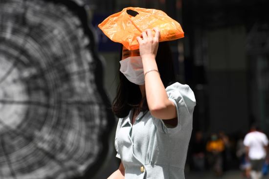 싱가포르에서 마스크를 쓰고 거리를 걸어가는 여성의 모습. 기사 내용과 직접적 관련 없음. AFP/연합뉴스