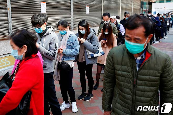 홍콩에서 고객들이 마스크를 사기 위해 줄을 서 있다. © 로이터=뉴스1
