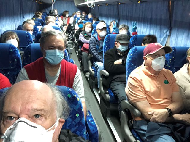 17일 다이아몬드 프린세스 유람선에 탑승한 미국 승객들이 요코하마에서 하네다 공항으로 셔틀버스를 타고 이동하고 있다. 로이터 연합뉴스