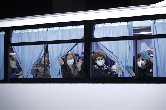 격리된 다이아몬드 프린세스 유람선에서 하선한 미국인 승객들이 17일 요코하마 항구를 떠나고 있다. AP 연합뉴스