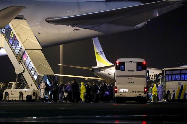 다이아몬드 프린세스호의 승객들이  17일 일본 도쿄 하네다 공항에서 비행기에 탑승하고 있다. 로이터 연합뉴스