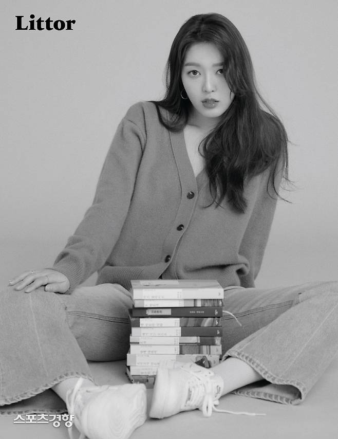 걸그룹 AOA 멤버 찬미 문학잡지 인터뷰 화보. 사진 릿터