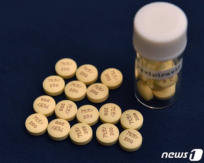 중국 국가약품감독관리국은 파빌라비르를 '신종 코로나바이러스 감염증(코로나19)'치료제로 승인했다. © AFP=뉴스1