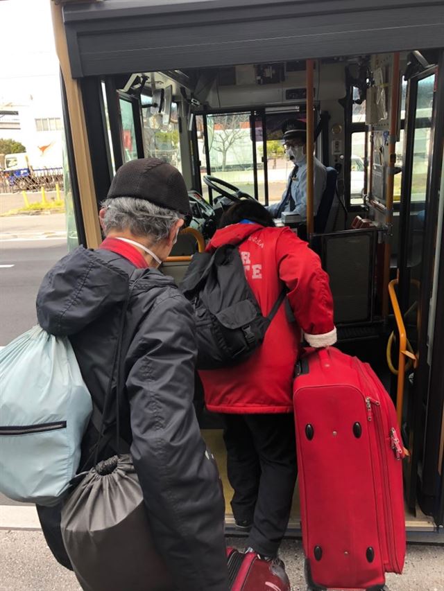 19일 일본 요코하마항에 정박한 크루즈선 ‘다이아몬드 프린세스’호에서 내린 도모다씨 부부가 귀가하기 위해 시내버스에 타고 있다. 요코하마=김회경 특파원