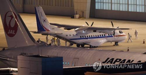 일본 크루즈선 탑승 교민 김포공항 도착 (서울=연합뉴스) 한종찬 기자 = 일본에 정박 중인 크루즈선에 탑승했던 한국인 6명과 일본인 배우자 1명을 태운 공군 3호기(VCN-235)가 19일 새벽 김포공항에 착륙했다. 탑승객들이 비행기에서 내려 공항 청사 안으로 향하고 있다. saba@yna.co.kr