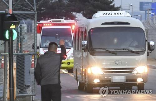김포공항 나서는 크루즈선 귀국자들 (서울=연합뉴스) 한종찬 기자 = 일본에 정박 중인 크루즈선에 탑승했던 한국인 6명과 일본인 배우자 1명을 태운 차량이 19일 서울 김포국제공항을 나서 인천공항 검역소로 이동하고 있다. saba@yna.co.kr