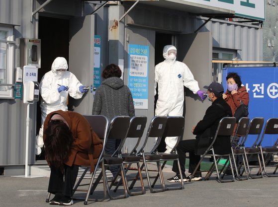 대구에서 신종 코로나바이러스 감염증(코로나19) 확진자가 늘어나는 가운데 20일 대구의료원 선별진료소 앞에서 한 발열환자가 자신의 순서를 기다리고 있다. [뉴스1]