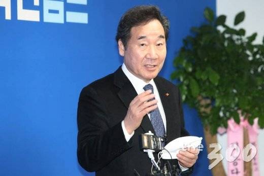 4.16 총선 종로에 출마하는 이낙연 전 국무총리가 18일 오후 서울 종로구 이낙연 선거사무소에서 열린 '이낙연 만나러 갑시다' 행사에 참석해 인사말을 하고 있다.