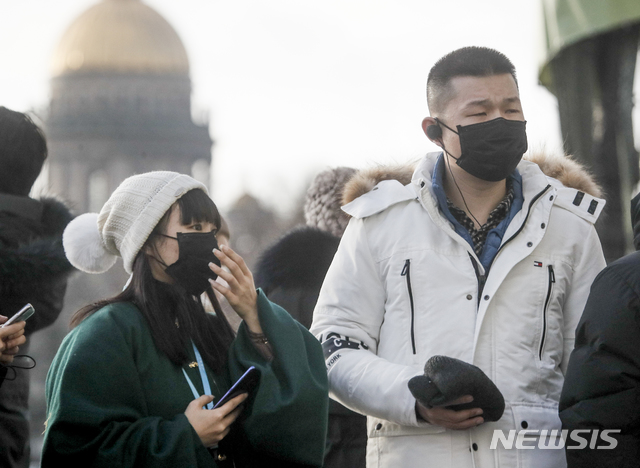 [상트페테르부르크=AP/뉴시스] 러시아 상트페테르부르크를 방문한 중국인 관광객들이 검정 마스크를 낀 채 시내를 걷고 있다. 2020.2.19.