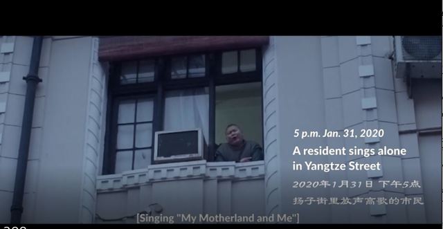 [서울=뉴시스] 신종 코로나 바이러스 감염증(코로나19)으로 봉쇄된 중국 후베이성 우한의 모습을 담은 약 4분짜리 단편영화 '우한: 긴 밤'의 한 장면. 한 남성이 창 가에 서서 노래를 부르고 있다. 사진은 영상을 캡처한 것이다. 2020.02.20