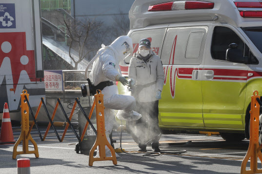 신종 코로나바이러스 감염증 22번 확진자가 발생한 지난 6일 오전 광주 동구 조선대학교병원에서 119구급대원들이 방역을 하고 있다.(사진=연합뉴스)