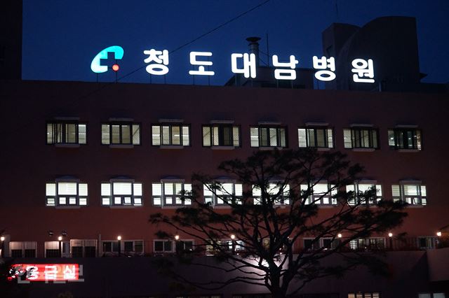 신종코로나바이러스 감염증 사망자가 발생한 청도대남병원 병실에 불이 켜져 있다. 청도=김재현 기자 k-jeahyun@hankookilbo.com