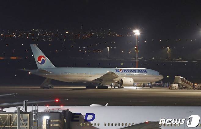 이스라엘 공항에 도착했지만 승객들이 내리지 못한 한국 여객기 © AFP=뉴스1 © AFP=뉴스1