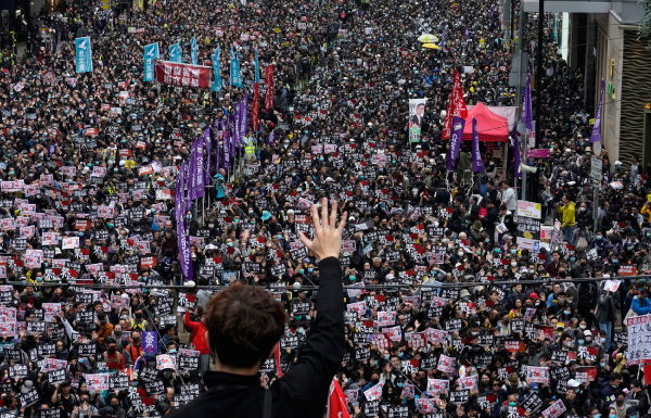 2020년 1월 1일 홍콩 시민들이 민주화를 요구하는 시위를 하고 있다. 홍콩 사태도 시진핑의 지도력에 균열을 일으키고 있다. [뉴시스]