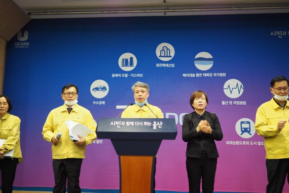 김석진 울산시 행정부시장이 24일 긴급 브리핑을 통해 신천지 울산교육센터에 대해 설명하고 있다. /사진=fnDB