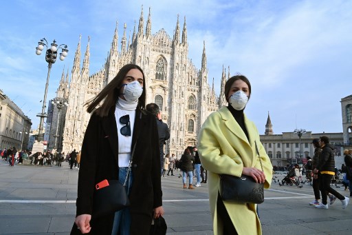 마스크를 쓰고있는 이탈리아 시민들. /사진=AFP