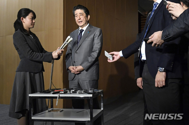 [도쿄=AP/뉴시스]아베 신조 일본 총리가 지난 21일 도쿄의 총리 관저에서 기자들의 질문에 답변하고 있다. 2020.02.22.