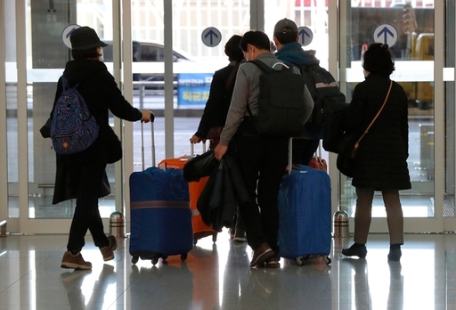 이스라엘에서 입국 금지를 당한 한국인 여행객들이 지난 23일 오후 인천국제공항을 통해 귀국하고 있다. 영종도=연합뉴스