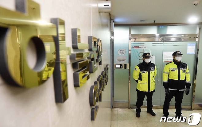 25일 오전 경기도 과천시 별양동 소재 신천지예수교회 교육장에서 강제역학조사가 진행되고 있다. 경기도는 "신천지 과천교회 신도 가운데 2명이 신종코로나 바이러스 감염증(코로나19) 확진판정을 받았으며 신도명단을 제출하겠다고 했지만 정확한 명단인지 알 수 없어 과천 본사에 대한 강제역학조사에 들어가게 됐다"고 밝혔다. 2020.2.25/뉴스1 © News1 조태형 기자