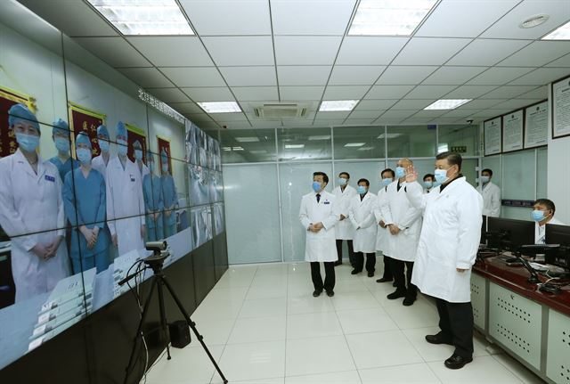 시진핑(오른쪽) 중국 국가주석이 10일 수도 베이징의 디탄 병원을 방문해 영상을 통해 신종 코로나바이러스 감염증 환자를 치료하는 의료진을 격려하고 있다. 베이징=신화뉴시스