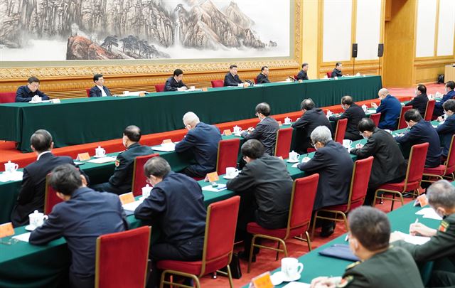 시진핑 중국 국가주석(윗줄 가운데)이 23일 마스크를 벗고 코로나19 방역 및 경제 사회 발전에 대한 대규모 화상회의에 참석해 발언하고 있다. 베이징=신화뉴시스