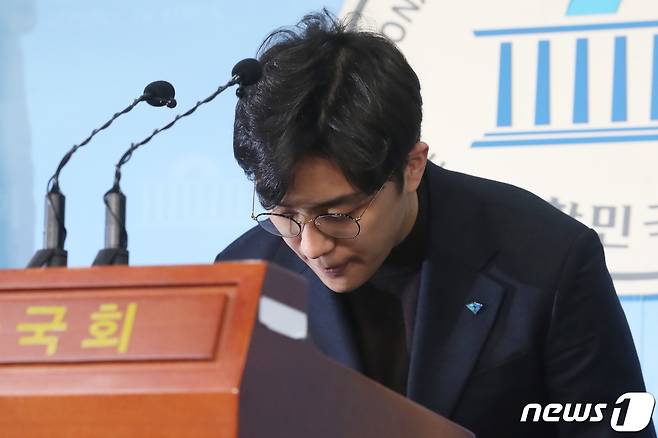 더불어민주당 영입인재 2호인 원종건 씨가 지난달 28일 오전 서울 여의도 국회 정론관에서 미투 의혹 관련 기자회견을 마치고 고개 숙여 사과하고 있다. © News1 임세영 기자