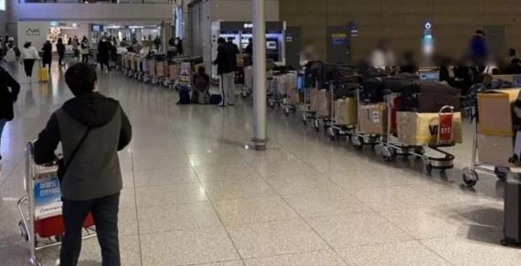 25일 인천공항에서 중국인들이 각자 마스크로 추정되는 물건 한 박스씩을 갖고 반출신고를 위해 줄을 서고 있다. 독자 제보.