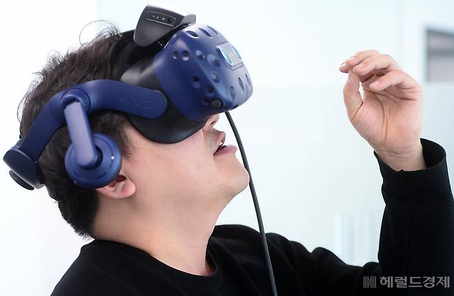 룩시드랩스 채용욱 대표가 뇌파 VR을 시연하고 있다. 이상섭 기자/babtong@heraldcorp.com