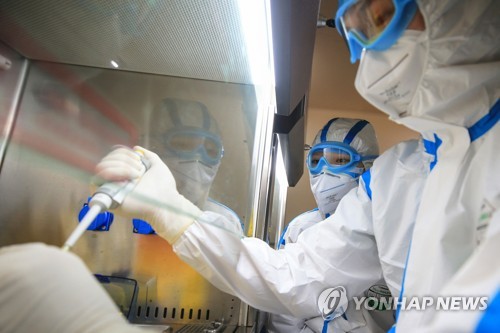 이달 19일 중국 허난성의 한 검사실에서 코로나19 진단 검사를 하는 모습 [AFP=연합뉴스]