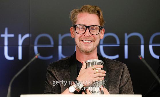 SAN FRANCISCO, CA - AUGUST 06: Macaulay Culkin, co-founder of lifestyle media Bunny Ears, is the honorary bell ringers of the Nasdaq Closing Bell from the Nasdaq Entrepreneurial Center on August 6, 2019 in San Francisco, California. They were joined by the graduating class of the Lehigh Startup Academy and Jeff Thomas of Nasdaq (Back L) (Photo by Kimberly White/Getty Images for Nasdaq Entrepreneurial Center
