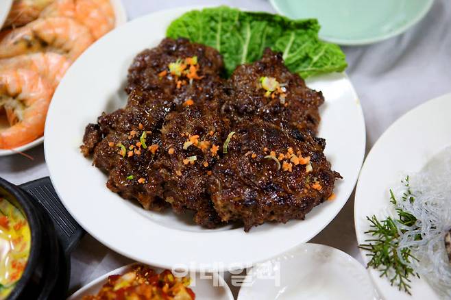 해남읍내의 ‘한성정’은 해남 한정식을 제대로 맛볼 수 있는 식당이다. 한 상에 부려 40여가지 음식들이 올라가는데, 그중 가장 인기 있는 메뉴는 떡갈비다.