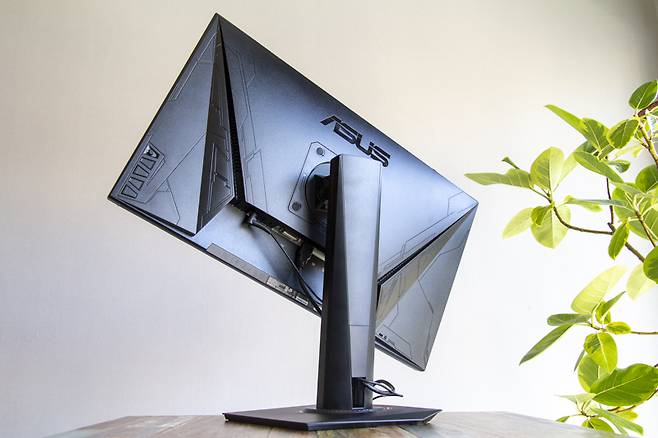 스위블, 엘리베이션, 틸트, 피벗까지 모두 지원한다.