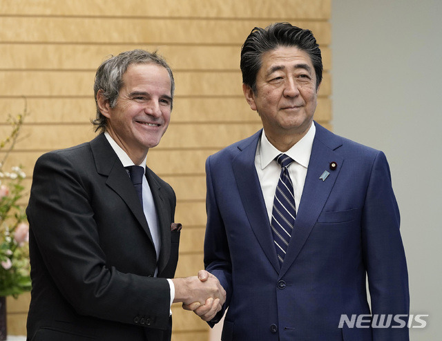 [도쿄=AP/뉴시스]라파엘 마리아노 그로시(왼쪽) 국제원자력기구(IAEA) 사무총장이 25일 일본을 방문, 총리관저에서 아베 신조 총리를 만나 회담 전 악수하고 있다. 2020.02.25.