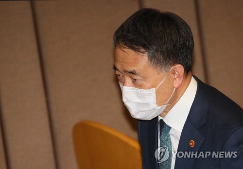 '코로나 3법' 통과 지켜본 박능후 장관 [연합뉴스 자료사진]