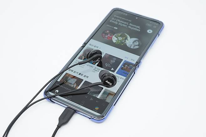 AKG의 손길이 녹아 있는 이어폰이 제공되는데 USB-C 방식이다. 해당 단자가 있는 스마트폰이라면 어떤 것이든 쓸 수 있다. 음질은 기본에 충실한 편.